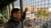 El inmigrante ecuatoriano Neptali Chiluisa mira afuera de una estación de tren el 25 de octubre de 2021 en Nueva York. Chiluisa, estuvo detenido una semana con su hijo de 14 años, y confesaba incertidumbre sobre la posibilidad de obtener estatus legal.