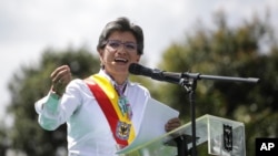 Wali Kota Bogota yang baru, Claudia Lopez, berpidato dalam upacara pelantikan di Taman Simon Bolivar di Bogota, Kolombia, 1 Januari 2020. 