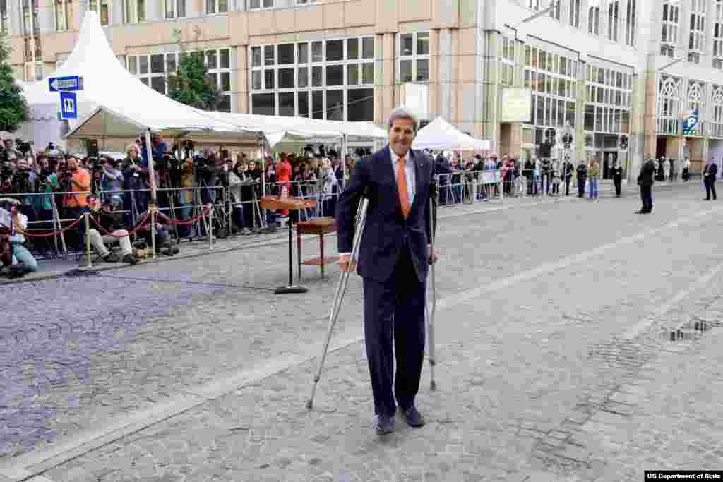 جان کری پس از گفتگو با نمایندگان رسانههای جهانی حاضر در مقابل هتل کوبورگ - ۹ ژوئیه ۲۰۱۵