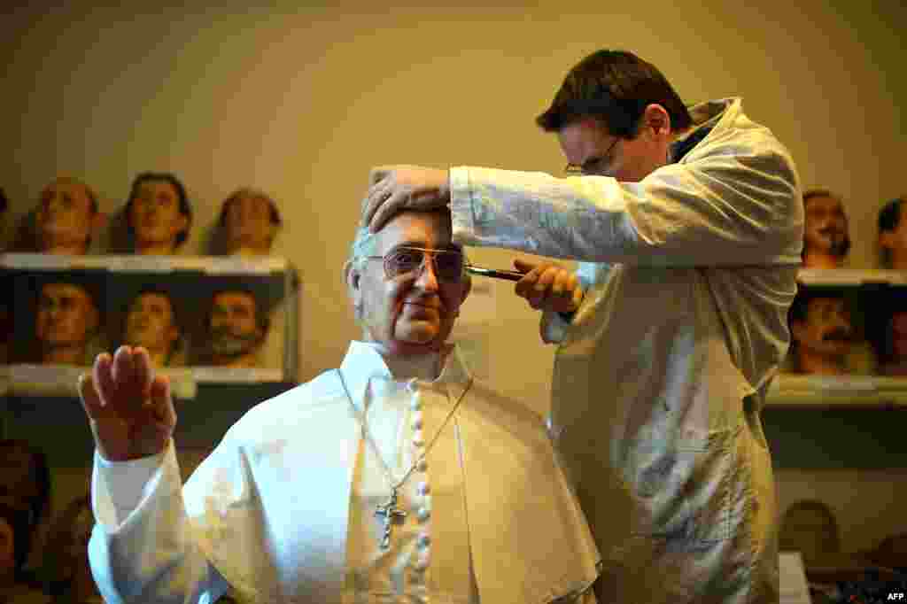 Fernando Canini, director museum patung lilin Roma memberikan sentuhan terakhir pada sebuah patung lilin baru yang mewakili Paus Francis, pada 5 Desember 2013. Patung tersebut akan ditampilkan kepada umum hingga 8 Desember 2013.