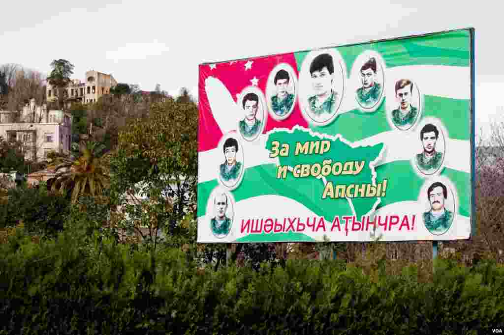 Images of war heroes are superimposed on the Abkhaz flag, with the inscription in Russian and Abkhaz: “For the peace and freedom of Abkhazia!” (V. Undritz/VOA)