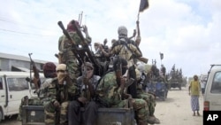 Al-Shabab fighters display weapons as they conduct military exercises in northern Mogadishu, Somalia. (File Photo)