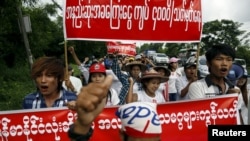 RTX1K1QZ 12 Jul. 2015 Yangon, Myanmar Workers march during a protest to demand for minimum wage in Hlaing Tharyar industrial zone in Yangon July 12, 2015. Workers from the industrial zone took part in the demonstration on Sunday to demand a minimum wage o