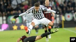 Italy Soccer Serie AHernanes de Juventus saute pour éviter un tacle de Juraj Kucka d’AC Milan au cours d’un match de série A au stade Juventus, Turin, Italie, 21 novembre 2015.