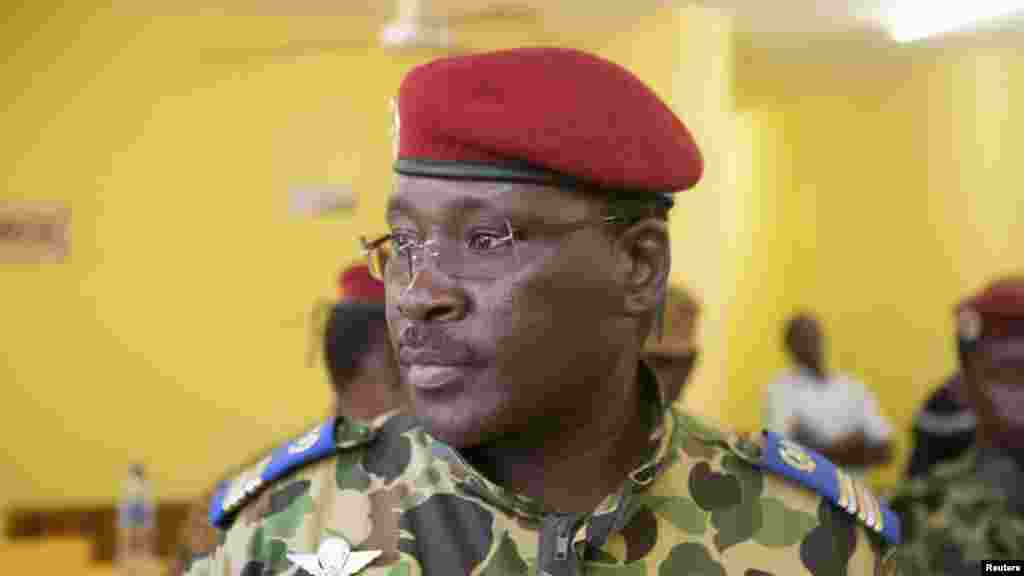 Le lieut. Col. Yacouba Isaac Zida, le numéro deux de la garde présidentielle (Régiment de la sécurité présidentielle) déclare avoir pris le pouvoir aux côtés d’autres officiers de l’armée burkinabè, 1 novembre 2014. REUTERS/Joe Penney