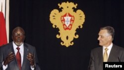 Presidente português, Anibal Cavaco Silva, com o falecido presidente da Guiné-Bissau, Malam Bacai Sanhá, durante uma visita deste a Lisboa, em 2010