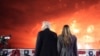 Prezidan-eli Donald Trump, Melania Trump ak fanmi yo gade fe d atifis yo nan Klib Golf Nasyonal Trump la nan Sterling, Vijini, 18 Janvye 2025.
