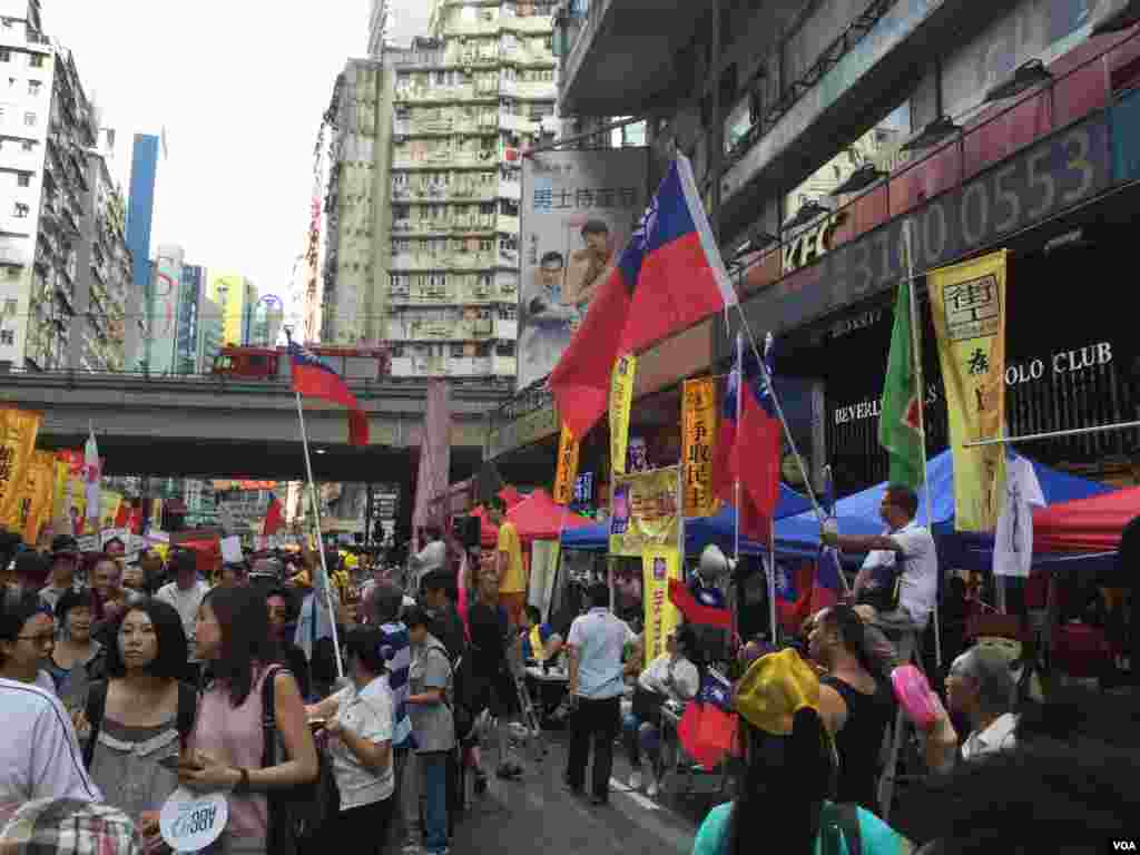 数万港人参加七一大游行誓言守护香港(美国之音海彦拍摄)