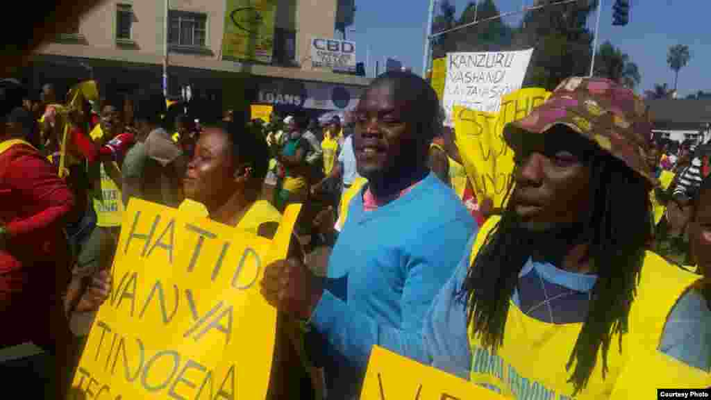 La plus part de Zimbabwéens se retrouvent à vendre sur la rue par manque d'emplois au Zimbabwe.