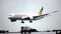 ፋይል፡ የኢትዮጵያ ድሪም ላይነር 787 አውሮፕላን በማረፍ ላይ 