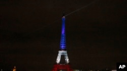 La Torre Eiffel, iluminada con los colores nacionales de Francia: rojo, blanco y azul, en honor de las víctimas de los ataques terroristas del viernes pasado en París. Lunes 16 noviembre, 2015.