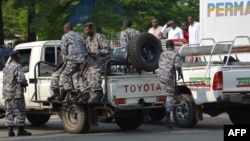 Patrouille de policiers burundais après une attaque à la grenade le 15 février 2016 à Bujumbura, Burundi.
