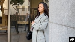 Chantez Rihanna kite Sant Jistis Clara Shortridge Foltz la nan Los Angeles, 31 Janvye 2025. 