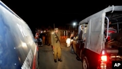 Polisi Pakistan memblokir daerah ledakan bom di Raiwind dekat Lahore, Pakistan, 14 Maret 2018.