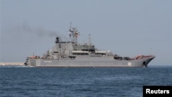 Entre los buques rusos habría dos barcos de asalto, un petrolero y un navío de escolta, según Interfax.
