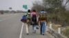 Los migrantes venezolanos añoran su hogar mientras Maduro se acerca al inicio de un nuevo mandato