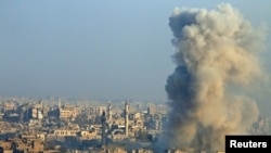 Una columna de humo se ve desde un área rebelde de Alepo, Siria, en esta imagen del 12 de diciembre de 2016.