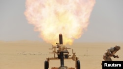 Seorang tentara Arab Saudi melancarkan serangan terhadap pasukan Houthi, di perbatasan Arab Saudi dan Yaman, 21 April 2015.