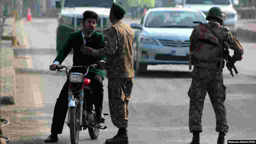 Le groupe interdit Tehreek e Taliban Pakistan a revendiqué l'attaque, Peshawar, Pakistan, le 16 décembre 2014. (VOA)