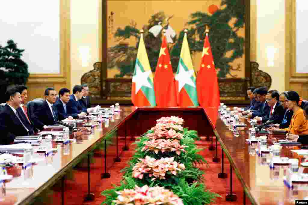 在北京参加一带一路高峰论坛后,缅甸代表团和中国代表团在人民大会堂举行会谈。(2017年5月16日)