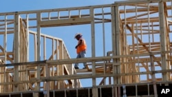 美国建筑工人在田纳西州纳什维尔修建一座商住两用楼。（2017年10月6日）