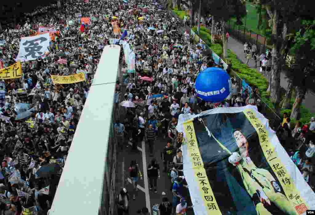Hong Kong netizens use a large poster to satirize the new Hong Kong chief.