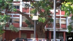 Brigadeiro Mata Frakuz (centro), um dos dinamizadores da manifestação, levado pela polícia. Após breve detenção, regressou ao local.