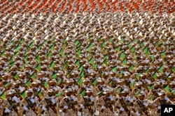 Anggota Garda Revolusi Iran berbaris untuk merayakan parade militer tahunan di mausoleum Ayatollah Khomeini, di luar Teheran, Iran, Senin, 8 April 2019 (Foto: AP)