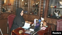 Une vendeuse saoudienne travaillant dans une bijouterie à Jeddah, en Arabie Saoudite, le 9 janvier 2012.