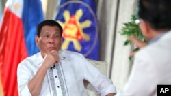 Presiden Filipina Rodrigo Duterte dalam acara bincang-bincang di televisi dari Istana Kepresidenan Macanang, 11 September 2018.