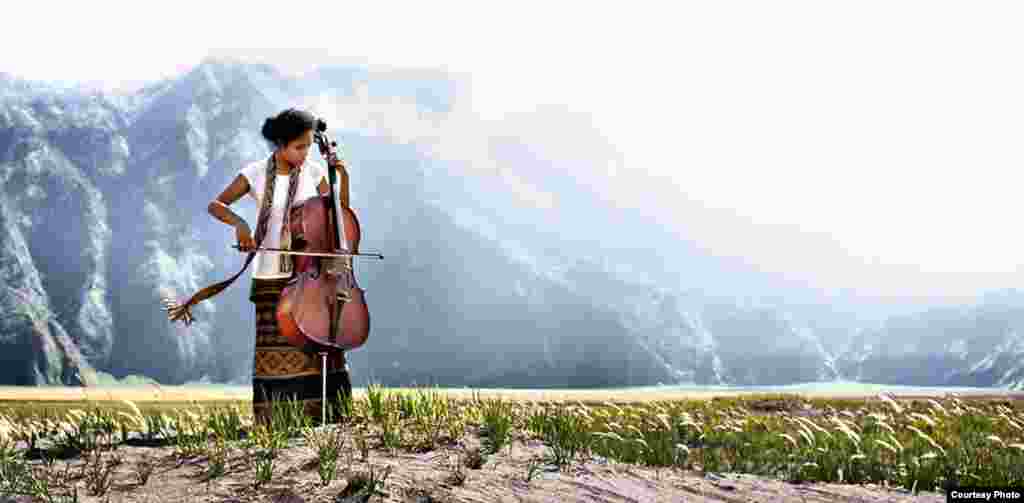 Seorang pemain biola memainkan musik di lereng Gunung Bromo, Jawa Timur. Kiriman: Alland Dharmawan (3014338).