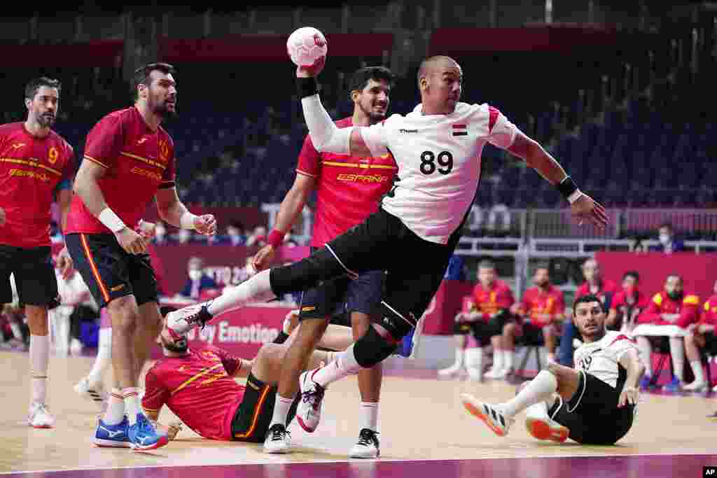 Egypt's Mohamed Shebib, center, scores during the men's bronze medal match handball match between Egypt and Spain at the 2020 Summer Olympics, Saturday, Aug. 7, 2021, in Tokyo, Japan. (AP Photo/Pavel Golovkin)