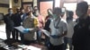 Kapolres Pidie Jaya, AKBP Musbagh Ni'am bersama tersangka pelaku pencurian berinisial YL di Mapolres Pidie Jaya, Rabu 17 Juni 2020. (Courtesy: Polres Pidie Jaya). 
