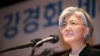 강경화 신임 한국 외교부 장관이 19일 서울 외교부청사에서 열린 취임식에서 연설하고 있다.
