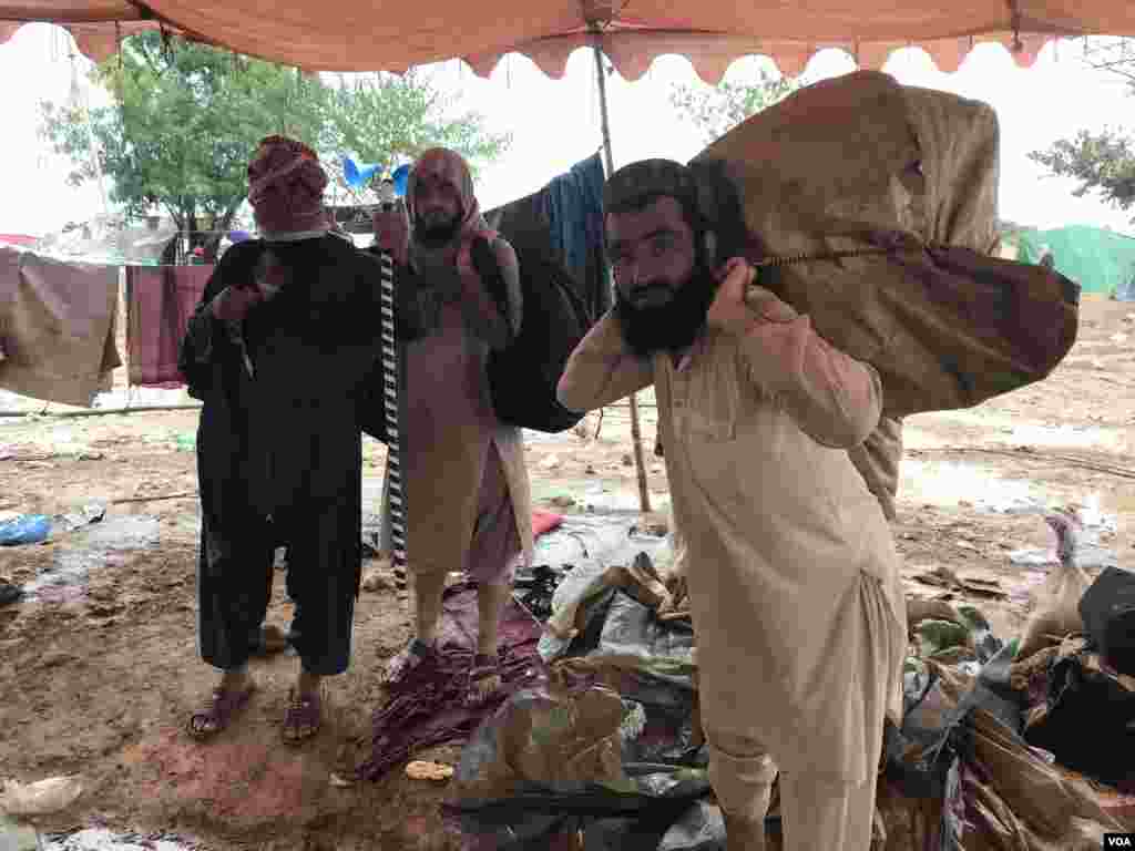 بارش کے سبب کچھ خیموں اور شامیانوں کے نیچے بھی پانی جمع ہو گیا جس کی وجہ سے مارچ کے شرکا کو خیمے خالی کرنا پڑے اور اپنے ساز و سامان کے ساتھ دیگر مقامات پر منتقل ہونا پڑا۔ 