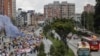 Manifestantes marchan por las calles de Bogotá en contra de las reformas del Gobierno de Gustavo Petro, el 26 de septiembre de 2022.