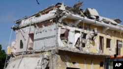 Le bâtiment de l'hôtel Nasa-Hablod endommagé, à Mogadiscio, Somalie, 26 juin 2016.