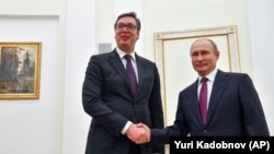 Predsjednici Rusije i Srbije Vladimir Putin i Aleksandar Vučić rukuju se tokom susreta u Moskvi, 2. oktobra 2018. 