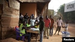 Des jeunes dans un quartier de Guinée-Bissau