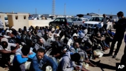 Des migrants africains secourus par des garde-côtes, Tripoli, Libye, le 11 avril 2016.
(AP Photo/Mohamed Ben Khalifa) 