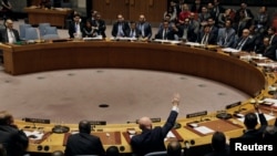Vasily Nebenzya, ambassadeur de Russie aux Nations Unies, vote pour une résolution russe lors d'une réunion du Conseil de sécurité de l'ONU sur le renouvellement de l'enquête internationale sur les attaques d'armes chimiques en Syrie, au siège de l'ONU à New York,16 novembre 2017.