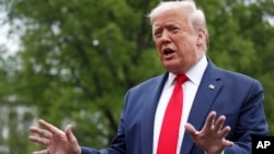 Donald Trump fala a jornalistas na Casa Branca