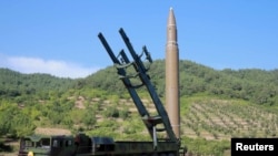 Misil Hwasong-14, yang diklaim oleh Korea Utara sebagai misil balistik antar benua, atau ICBM (foto: dok).