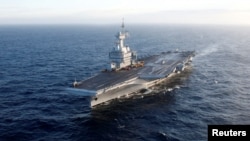 Kapal induk Perancis, Charles de Gaulle di perairan Mediterrania, 7 Maret 2019. (REUTERS/Jean-Paul Pelissier/File Photo)