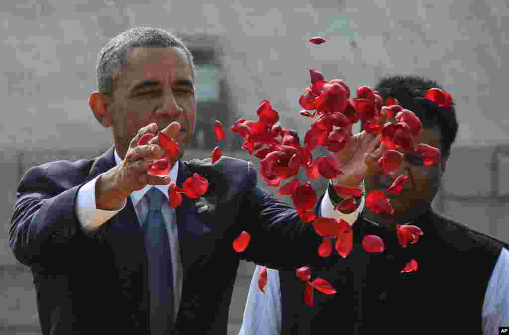 President Barack Obama offers floral tribute at the site where Indian independence icon Mahatma Gandhi was cremated in New Delhi, Jan. 25, 2015.