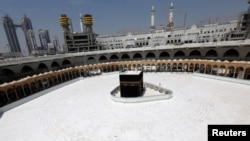 Pemandangan Ka'bah di Masjidil Haram yang hampir kosong dari jamaah, setelah otoritas Saudi menangguhkan umrah di tengah ketakutan corona di kota suci Mekkah, Arab Saudi 6 Maret 2020. (Foto: Reuters)
