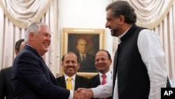 Le secrétaire d'Etat américain Rex Tillerson serre la main du Premier ministre pakistanais Shahid Khan Abbasi à la résidence du Premier ministre, à Islamabad, au Pakistan, le 24 octobre 2017.