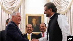 Menlu AS Rex Tillerson berjabat tangan dengan PM Pakistan Shahid Khan Abbasi sebelum pertemuan di rumah kediaman Perdana Menteri Pakistan di Islamabad, Pakistan, 24 Oktober 2017.