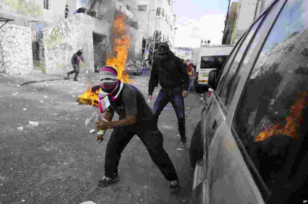 Palestinian youths clash with Israeli border police after Moatez Higazi was shot in east Jerusalem, Oct. 30, 2014.
