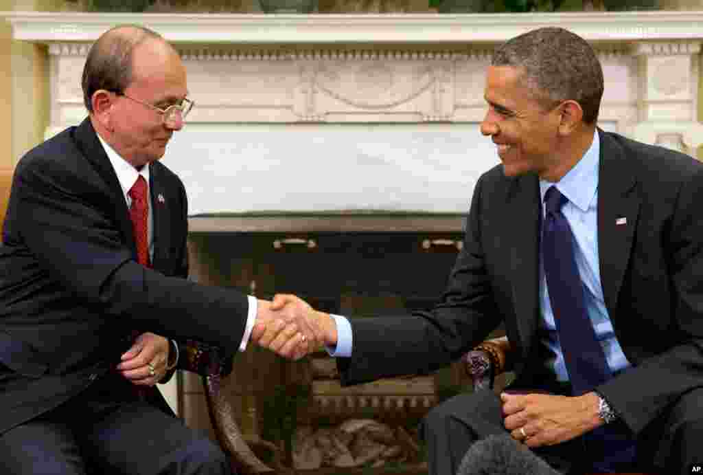 President Barack Obama shakes hands with Burma's President Thein Sein at the Oval Office of the White House, Washington, May 20, 2013. 